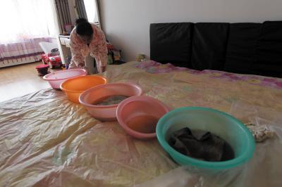 桑日楼上漏水，住户失联，小区没物管，业主维权难！律师来支招……